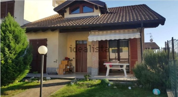casa indipendente in vendita ad Oleggio