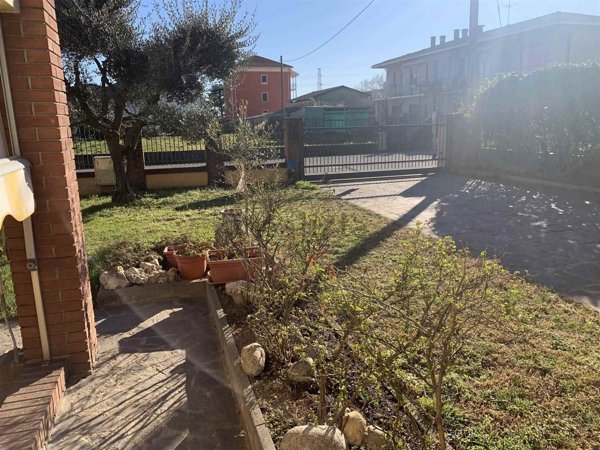 casa indipendente in vendita ad Oleggio
