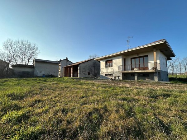 casa indipendente in vendita ad Oleggio in zona Fornaci