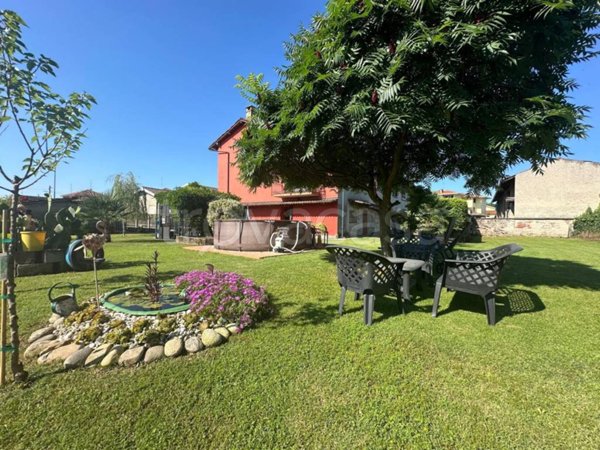 casa indipendente in vendita ad Oleggio