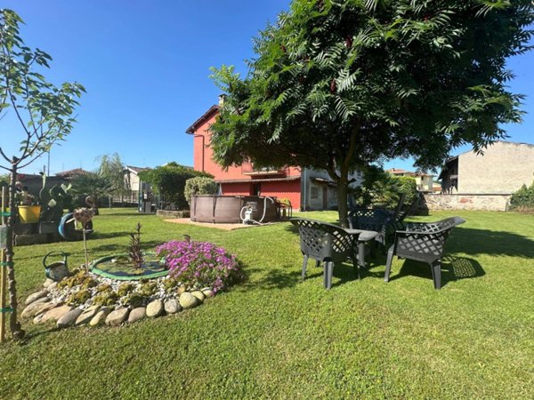 casa indipendente in vendita ad Oleggio in zona San Giovanni