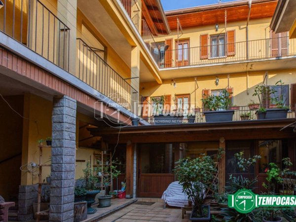 casa indipendente in vendita ad Oleggio