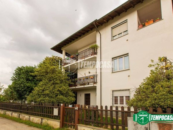 casa indipendente in vendita ad Oleggio