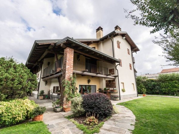 casa indipendente in vendita ad Oleggio