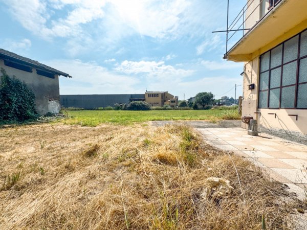 casa indipendente in vendita ad Oleggio