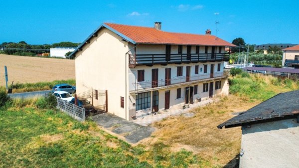 casa indipendente in vendita ad Oleggio in zona Carmine
