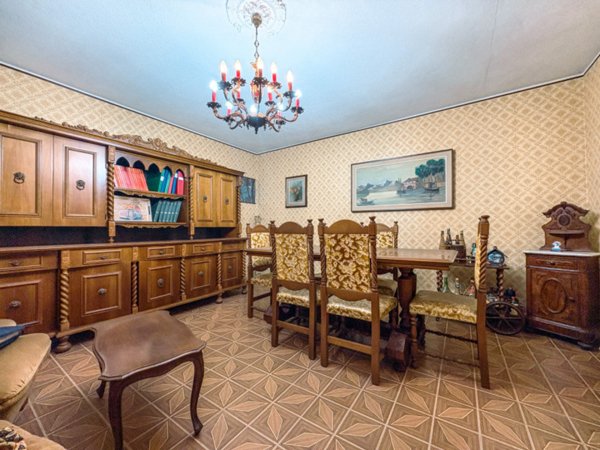casa indipendente in vendita ad Oleggio