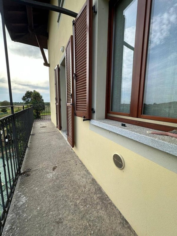 appartamento in vendita ad Oleggio in zona Bedisco