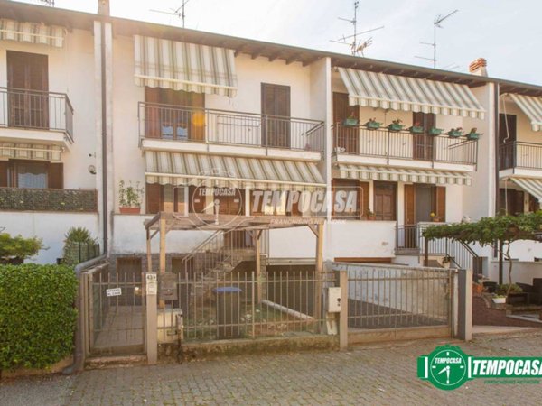 casa indipendente in vendita ad Oleggio