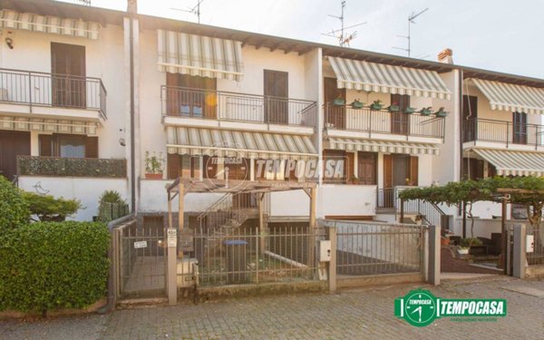 casa indipendente in vendita ad Oleggio