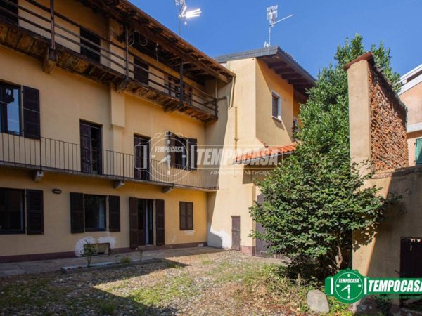 casa indipendente in vendita ad Oleggio