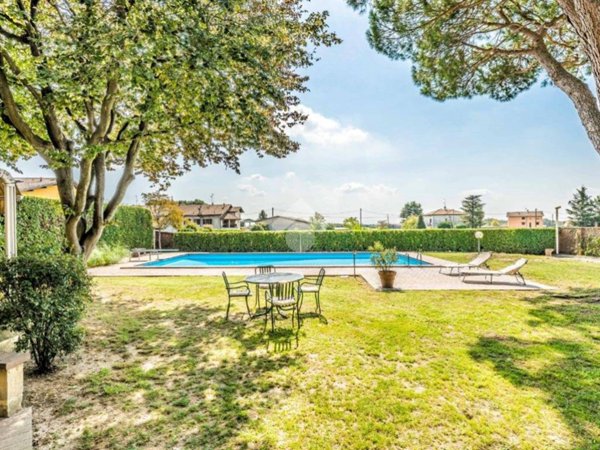 casa indipendente in vendita ad Oleggio