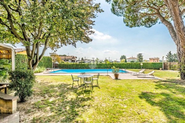 casa indipendente in vendita ad Oleggio