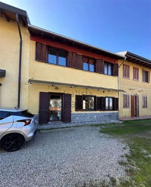 casa indipendente in vendita ad Oleggio