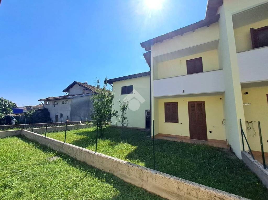 casa indipendente in vendita ad Oleggio in zona Santo Stefano.