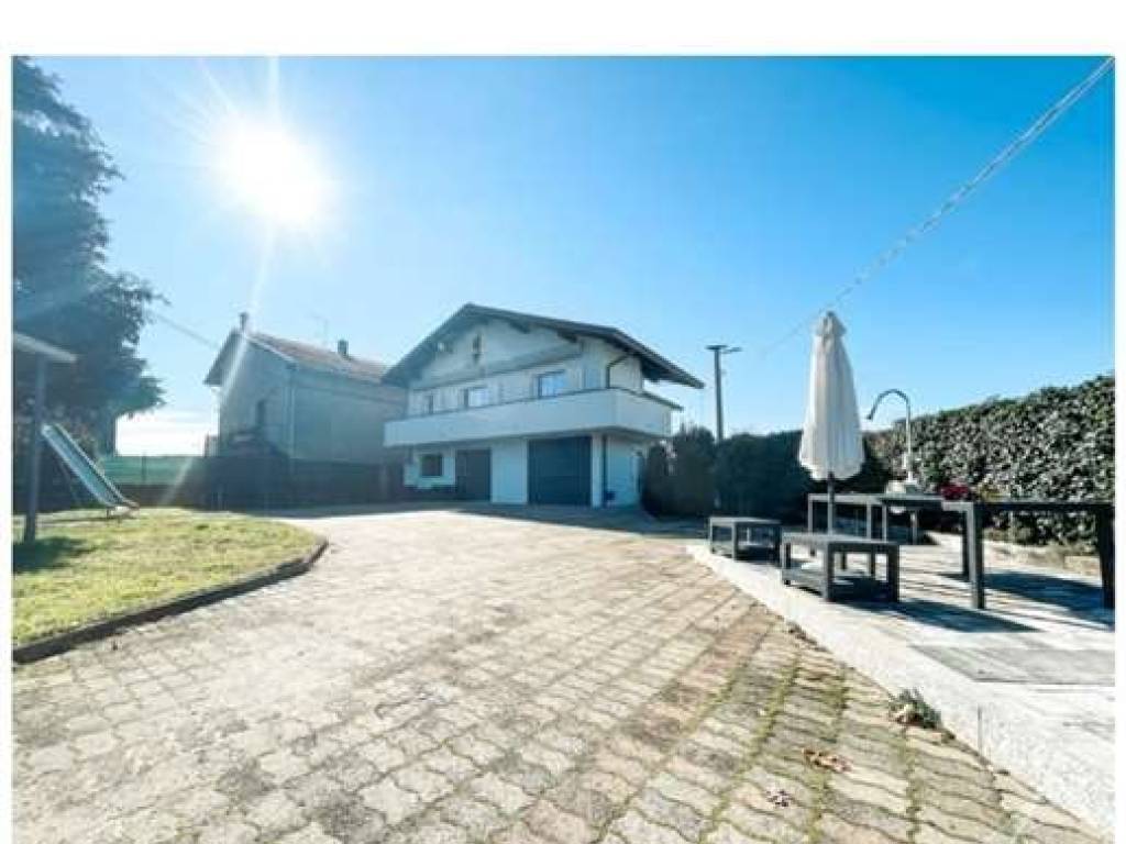 casa indipendente in vendita ad Oleggio
