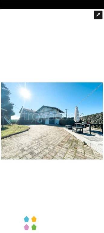 casa indipendente in vendita ad Oleggio