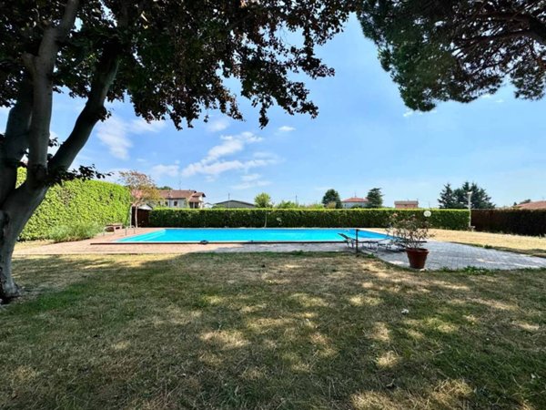 casa indipendente in vendita ad Oleggio