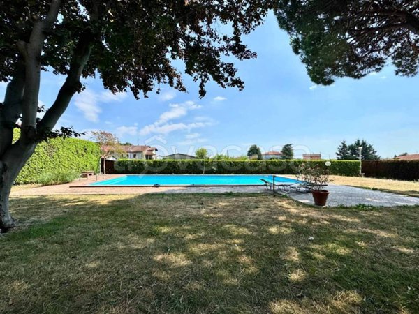 casa indipendente in vendita ad Oleggio