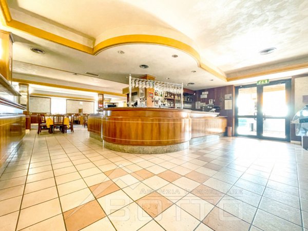 locale commerciale in vendita ad Oleggio