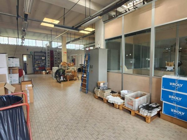 locale commerciale in vendita ad Oleggio