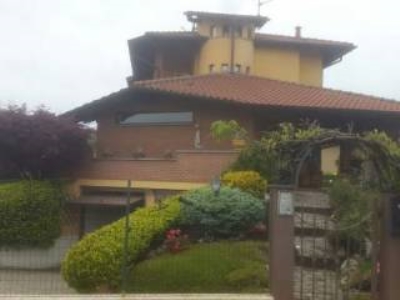 casa indipendente in vendita ad Oleggio in zona Loreto