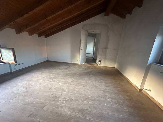 casa indipendente in vendita ad Oleggio