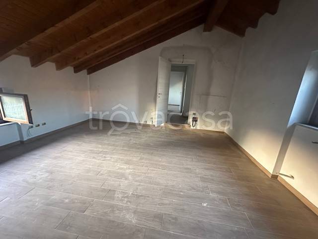 casa indipendente in vendita ad Oleggio