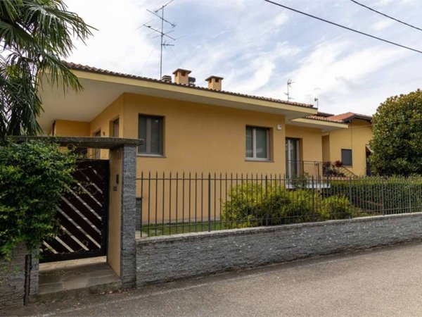 casa indipendente in vendita ad Oleggio