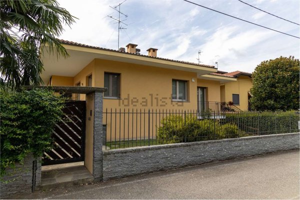 casa indipendente in vendita ad Oleggio