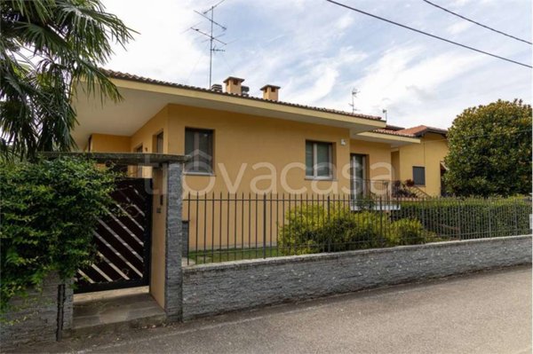 casa indipendente in vendita ad Oleggio