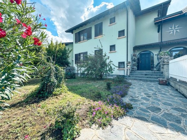 casa indipendente in vendita ad Oleggio in zona Loreto