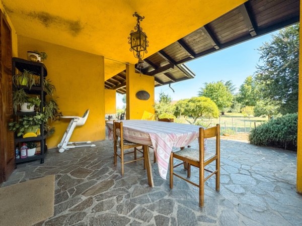 casa indipendente in vendita ad Oleggio in zona San Giovanni