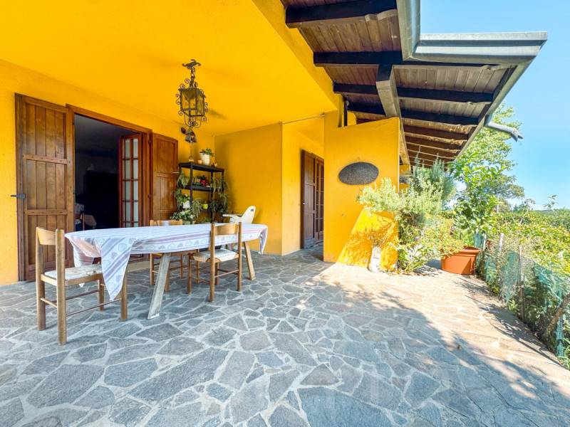 casa indipendente in vendita ad Oleggio in zona San Giovanni