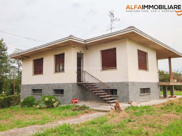 casa indipendente in vendita ad Oleggio