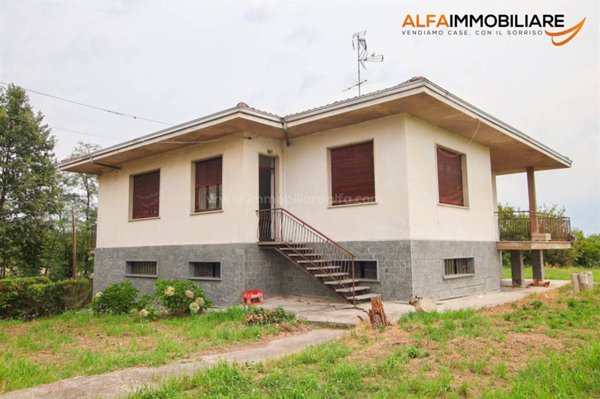 casa indipendente in vendita ad Oleggio in zona Fornaci