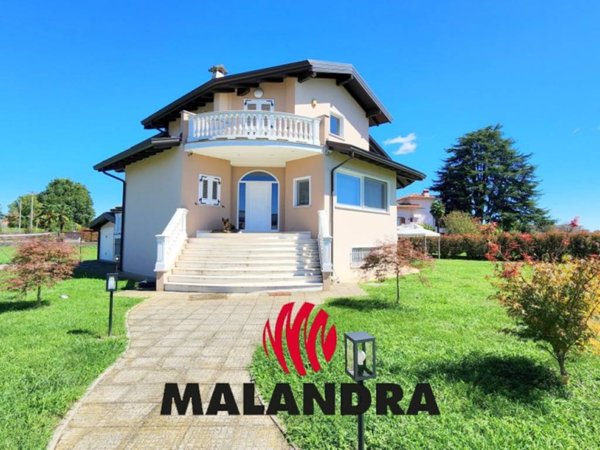 casa indipendente in vendita ad Oleggio