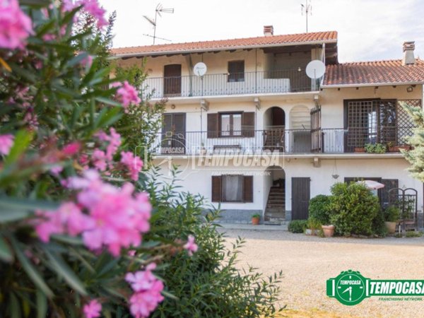 casa indipendente in vendita ad Oleggio