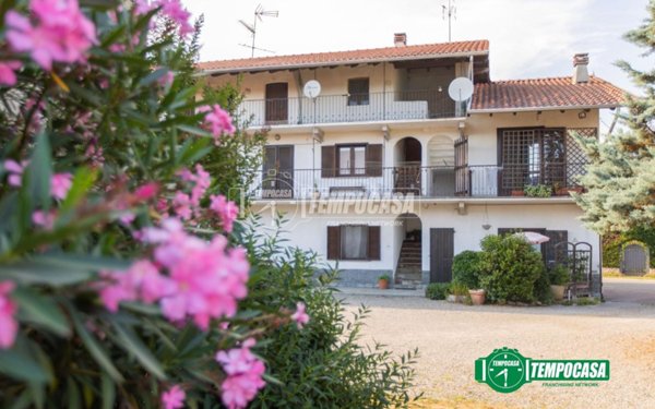 casa indipendente in vendita ad Oleggio