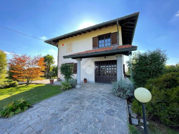 casa indipendente in vendita ad Oleggio in zona Gaggiolo