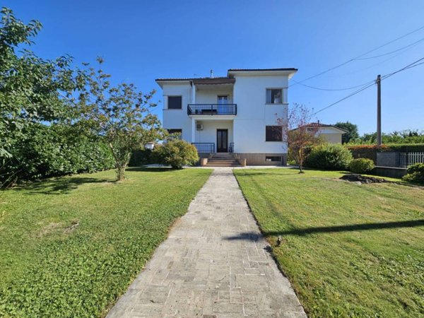 casa indipendente in vendita ad Oleggio