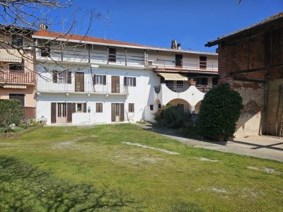 casa indipendente in vendita ad Oleggio in zona Fornaci