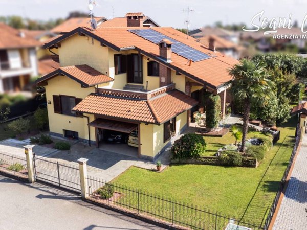 casa indipendente in vendita ad Oleggio