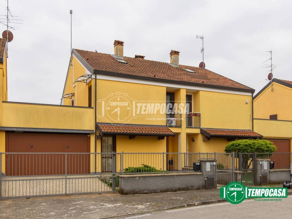 casa indipendente in vendita ad Oleggio