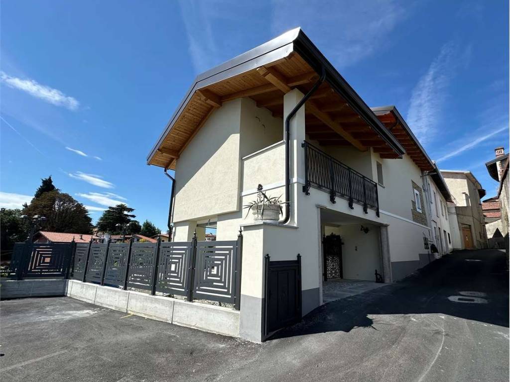 casa indipendente in vendita ad Oleggio