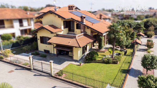 casa indipendente in vendita ad Oleggio