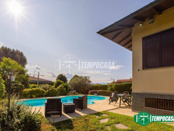 casa indipendente in vendita ad Oleggio