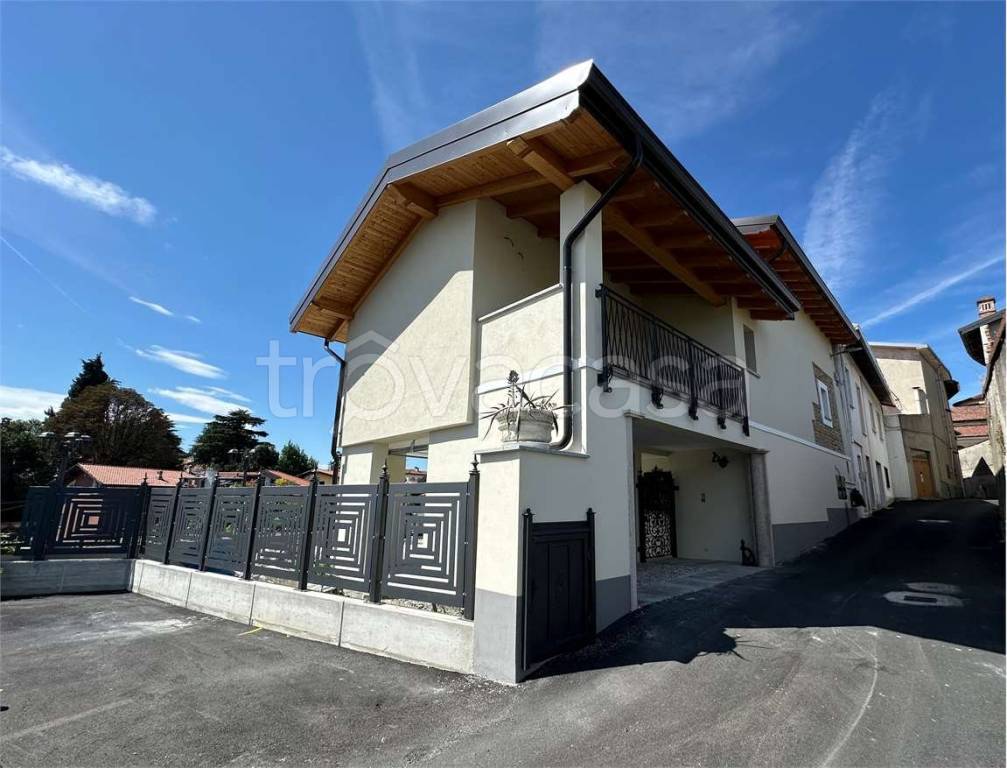 casa indipendente in vendita ad Oleggio