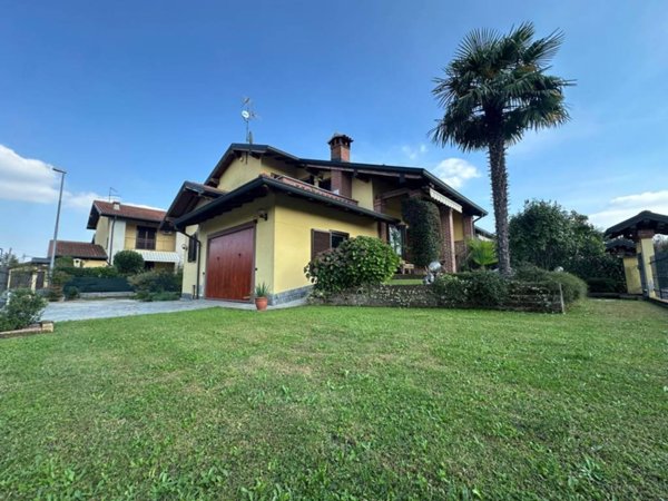 casa indipendente in vendita ad Oleggio