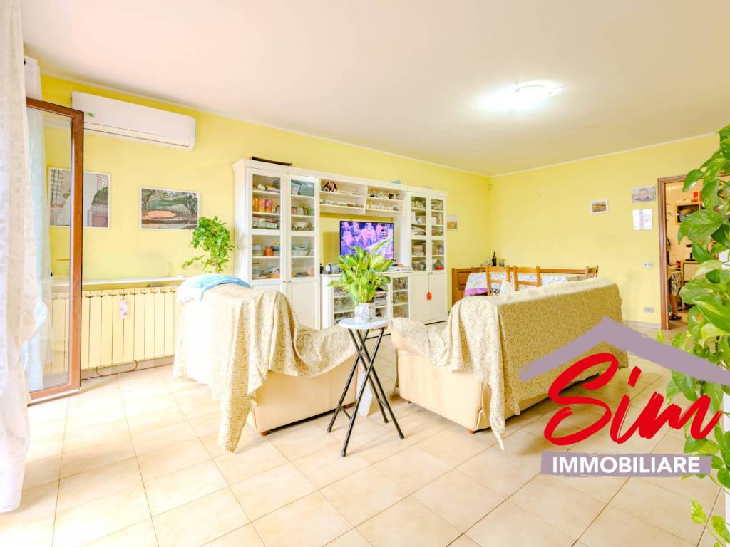 casa indipendente in vendita ad Oleggio in zona Carmine